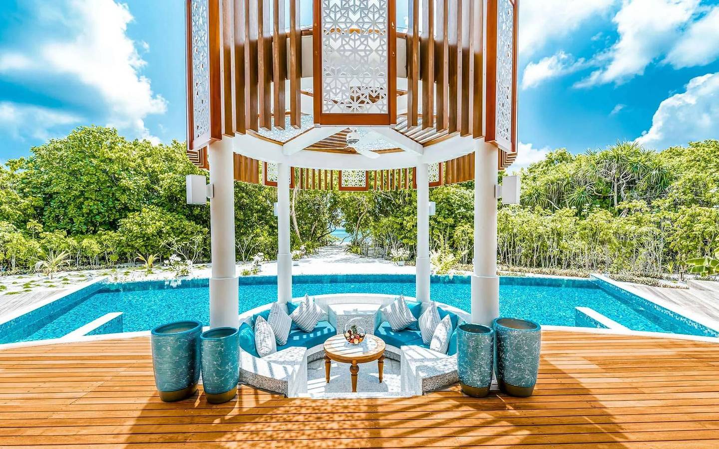 Grand Beach Residence with Pool