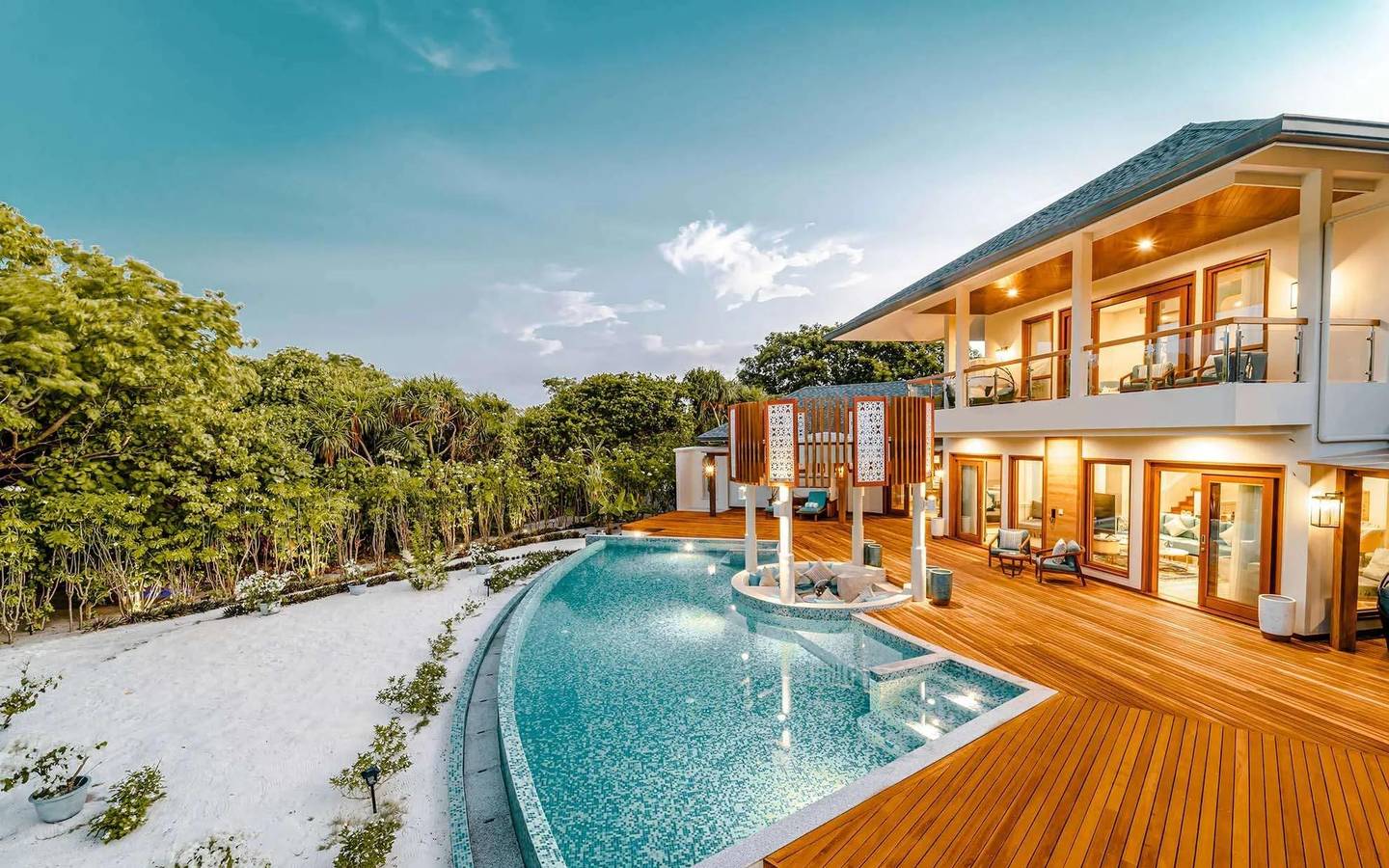 Grand Beach Residence with Pool