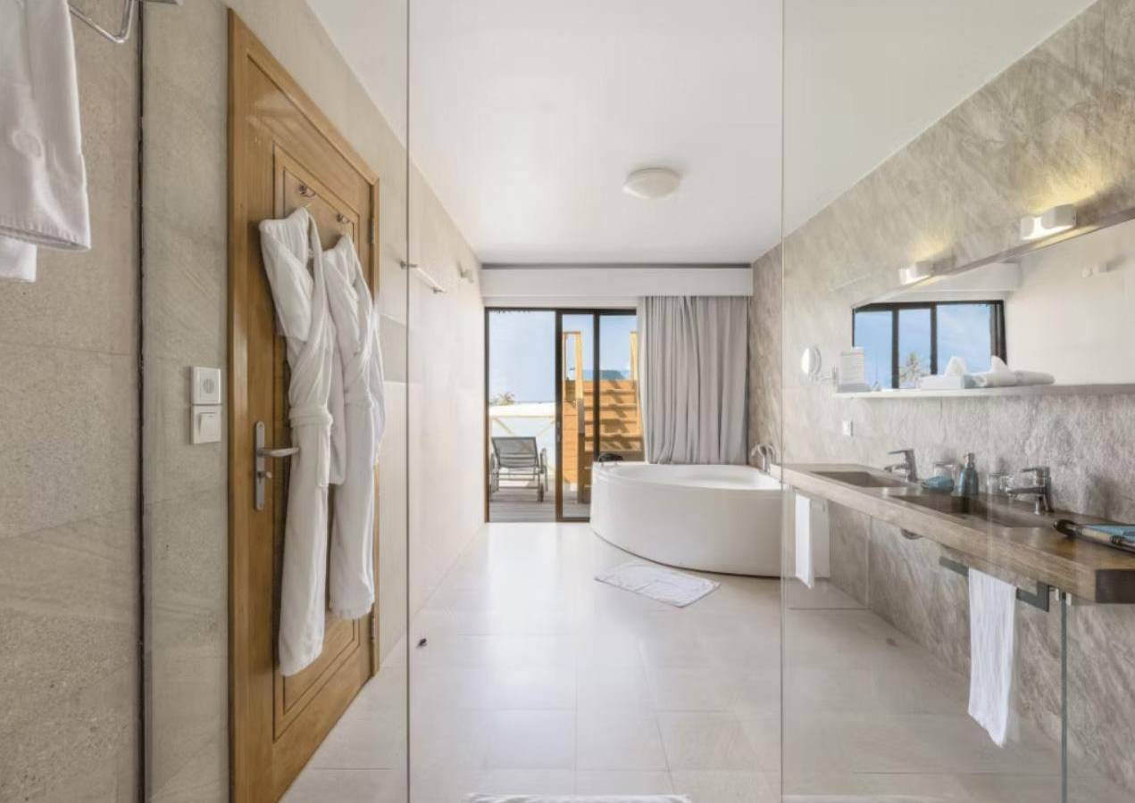 Lagoon_Suite_with_Slide_c_cocoon_Maldives_1