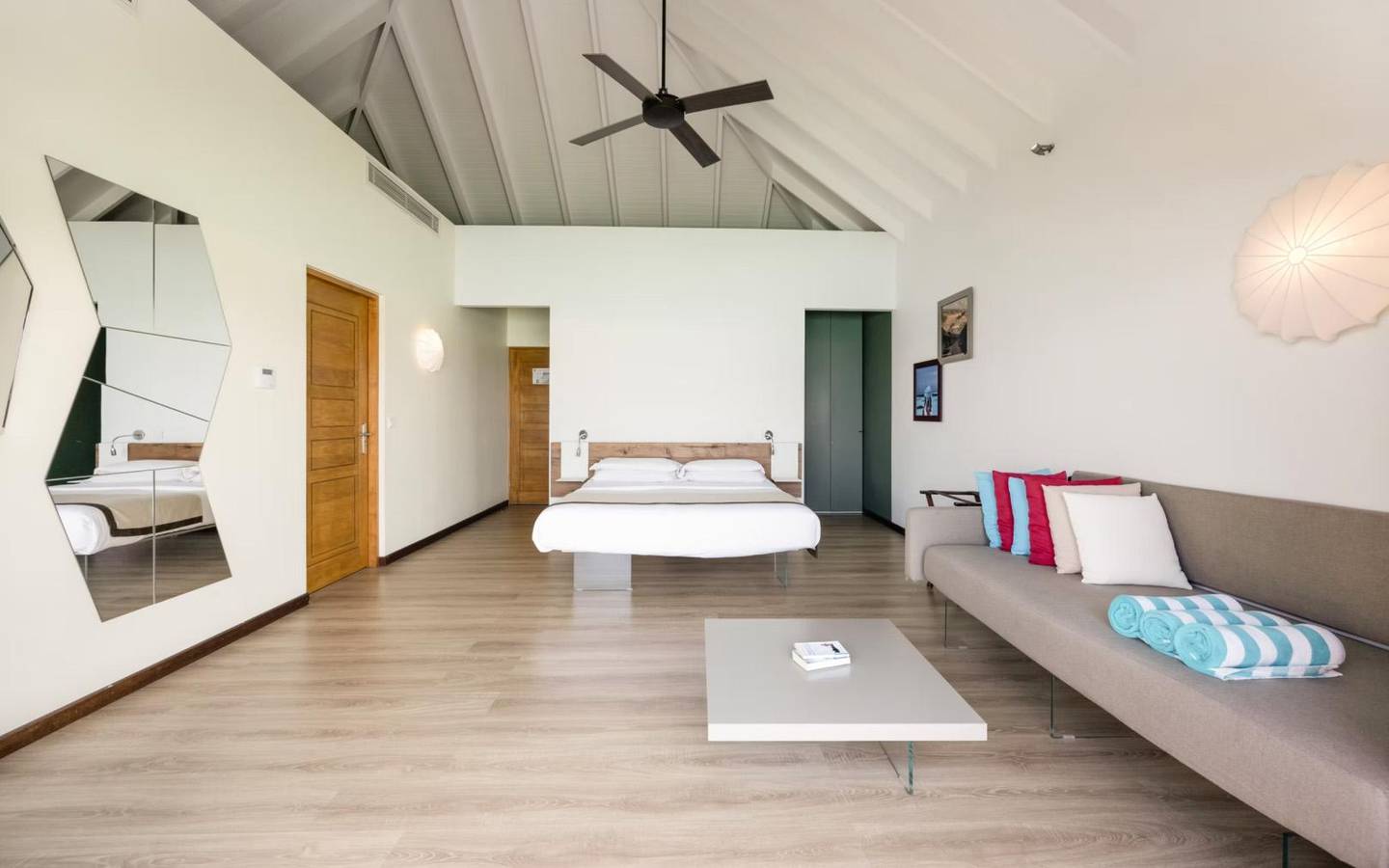 Lagoon_Suite_with_Slide_c_cocoon_Maldives_2