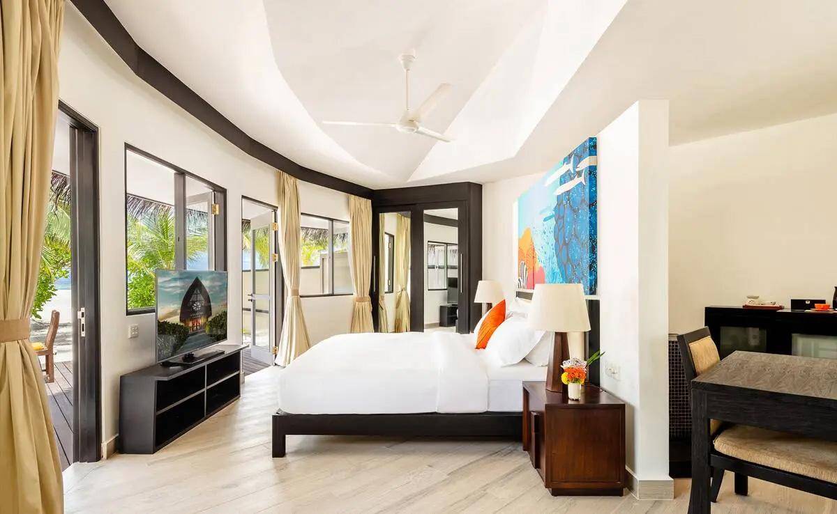Angsana_Velavaru_Beachfront_Villa_1