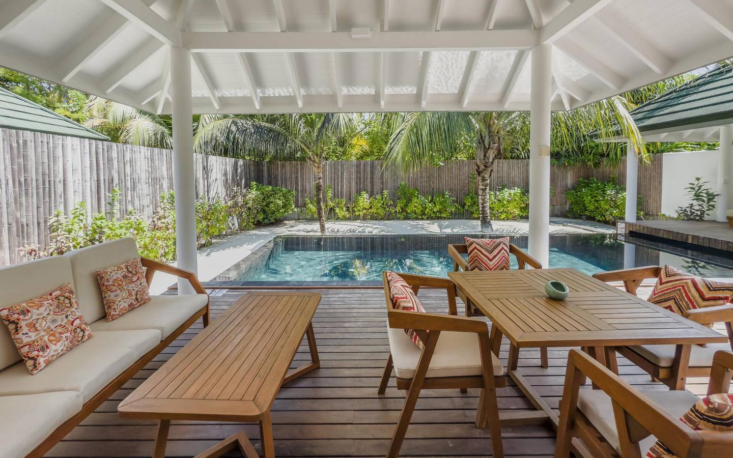 Grand Beach Residence with Pool