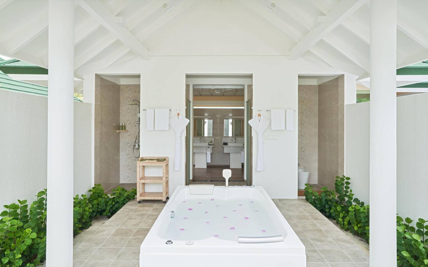 Grand Beach Residence with Pool