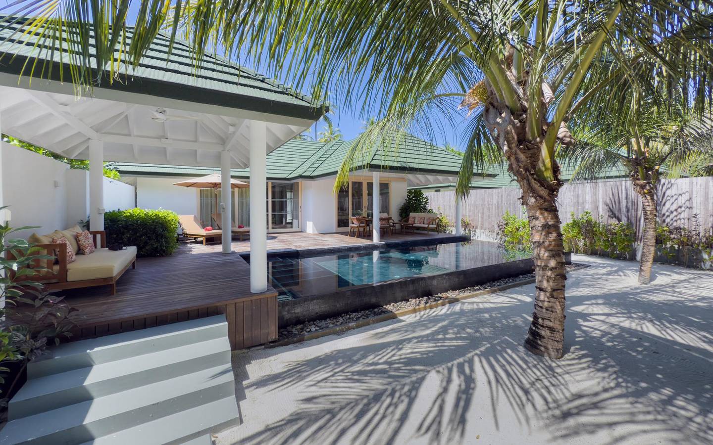 Grand Beach Residence with Pool