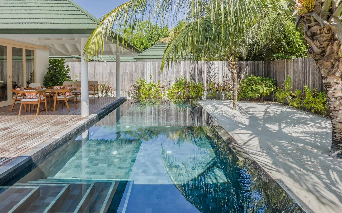 Grand Beach Residence with Pool