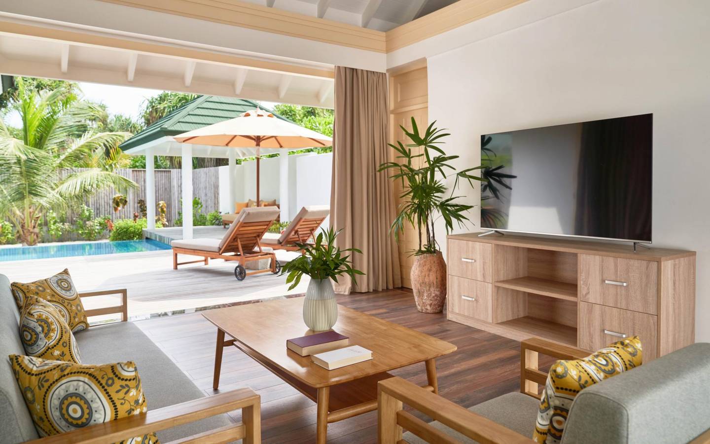 Grand Beach Residence with Pool