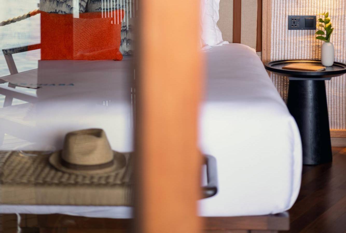 V-Villas -Maldives-at-Mirihi-Overwater-Villa-Interieur1