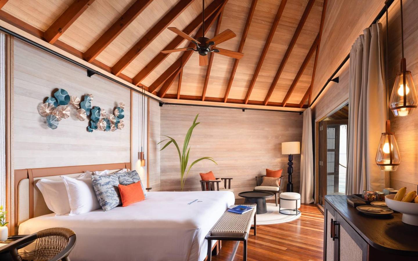 V-Villas -Maldives-at-Mirihi-Overwater-Villa-Schlafzimmer