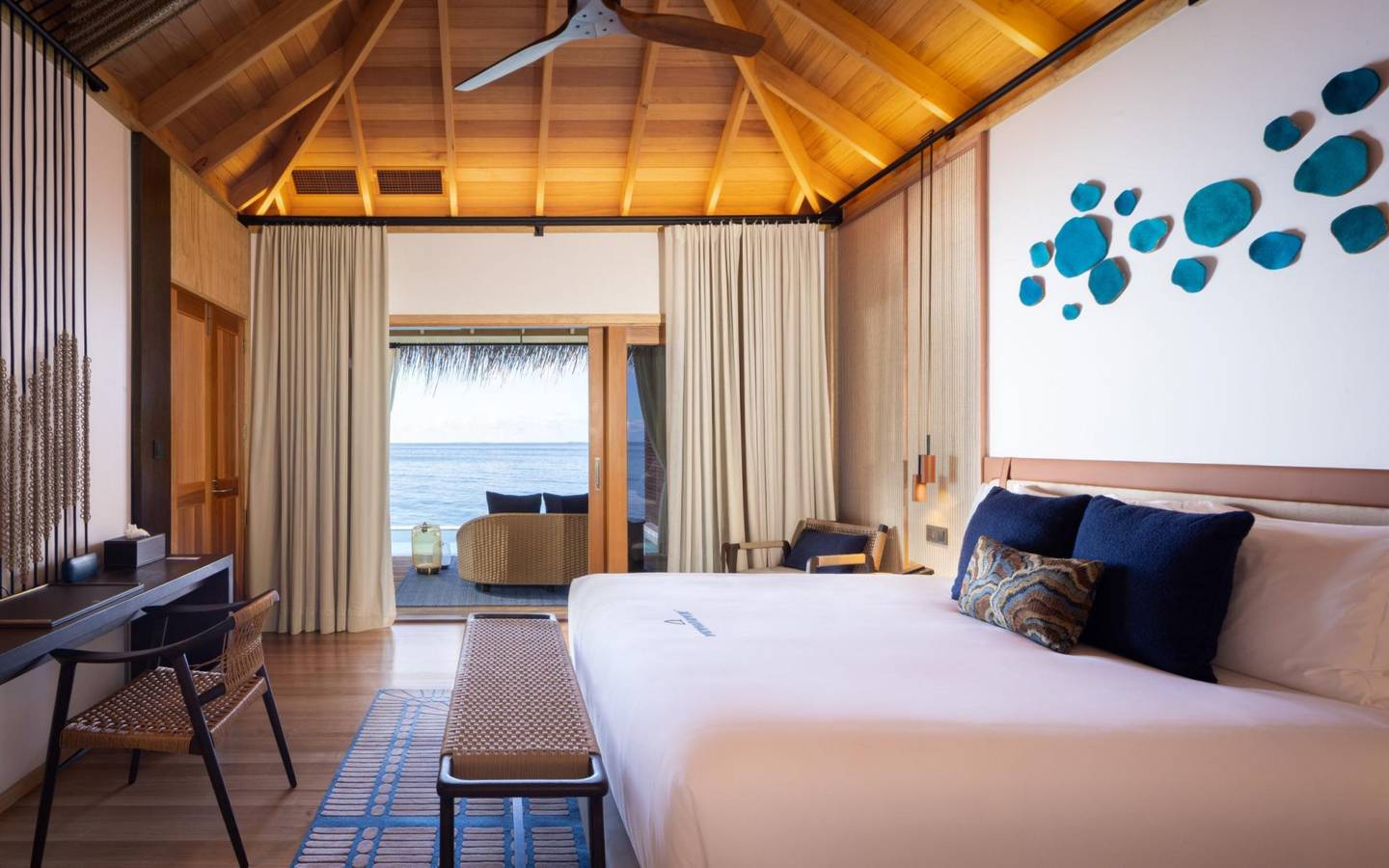 V-Villas-Maldives-at-Mirihi_Two-Bedroom-Overwater-Villa-Terrase-1V-Villas-Maldives-at-Mirihi_Two-Bedroom-Overwater-Villa-Schlafzimmer