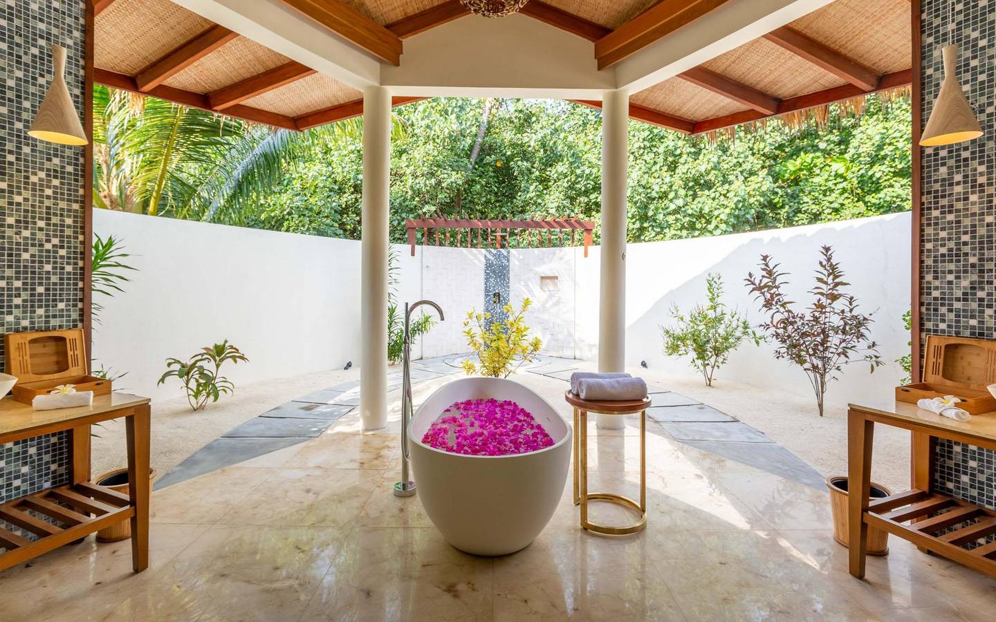 Furaveri - Beach Pool Villa with Jacuzzi - Badewanne