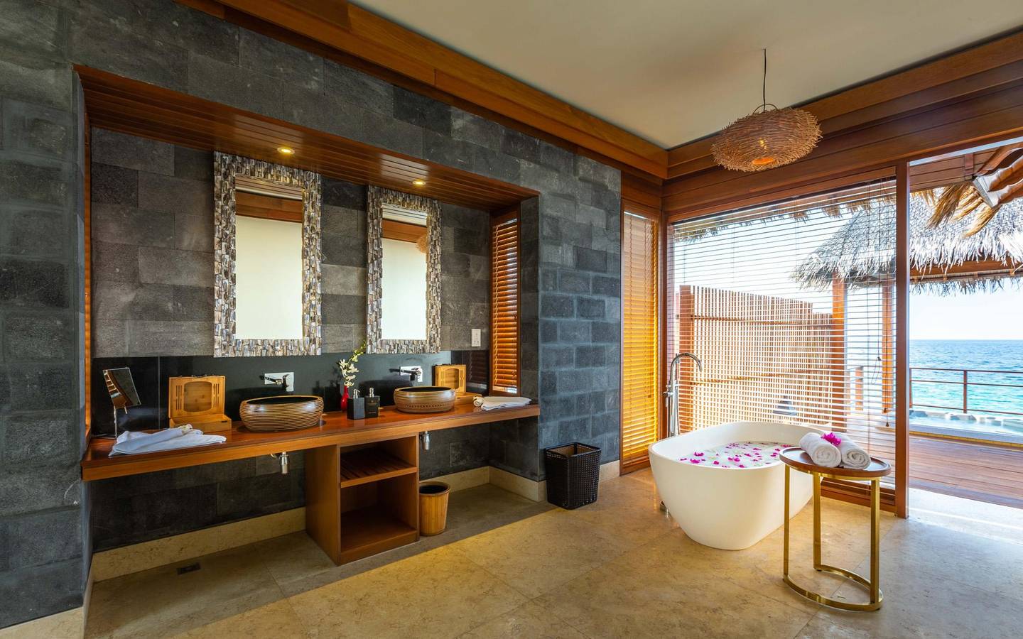 Two-Bedrooms Reef Residence with Pool - Bad