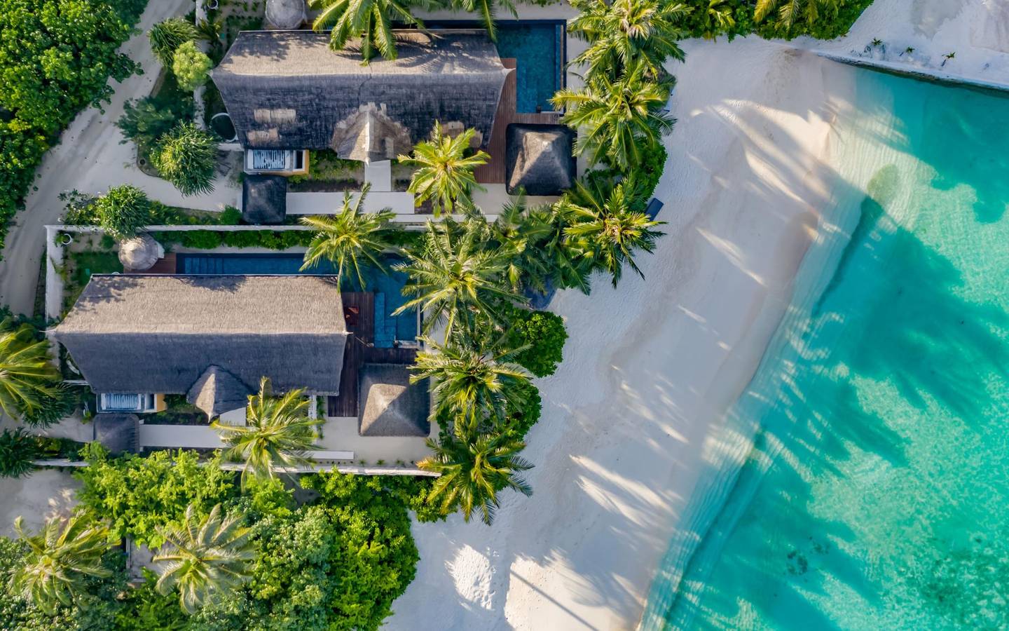 Ozen_Reserve_Bolifushi-Earth-Pool-Villa-Aerial-mit-Strand