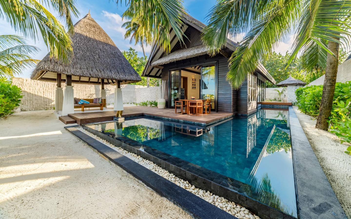 OZEN-Reserve-Bolifushi-Earth-Pool-Villa-Sunset_Außenansicht