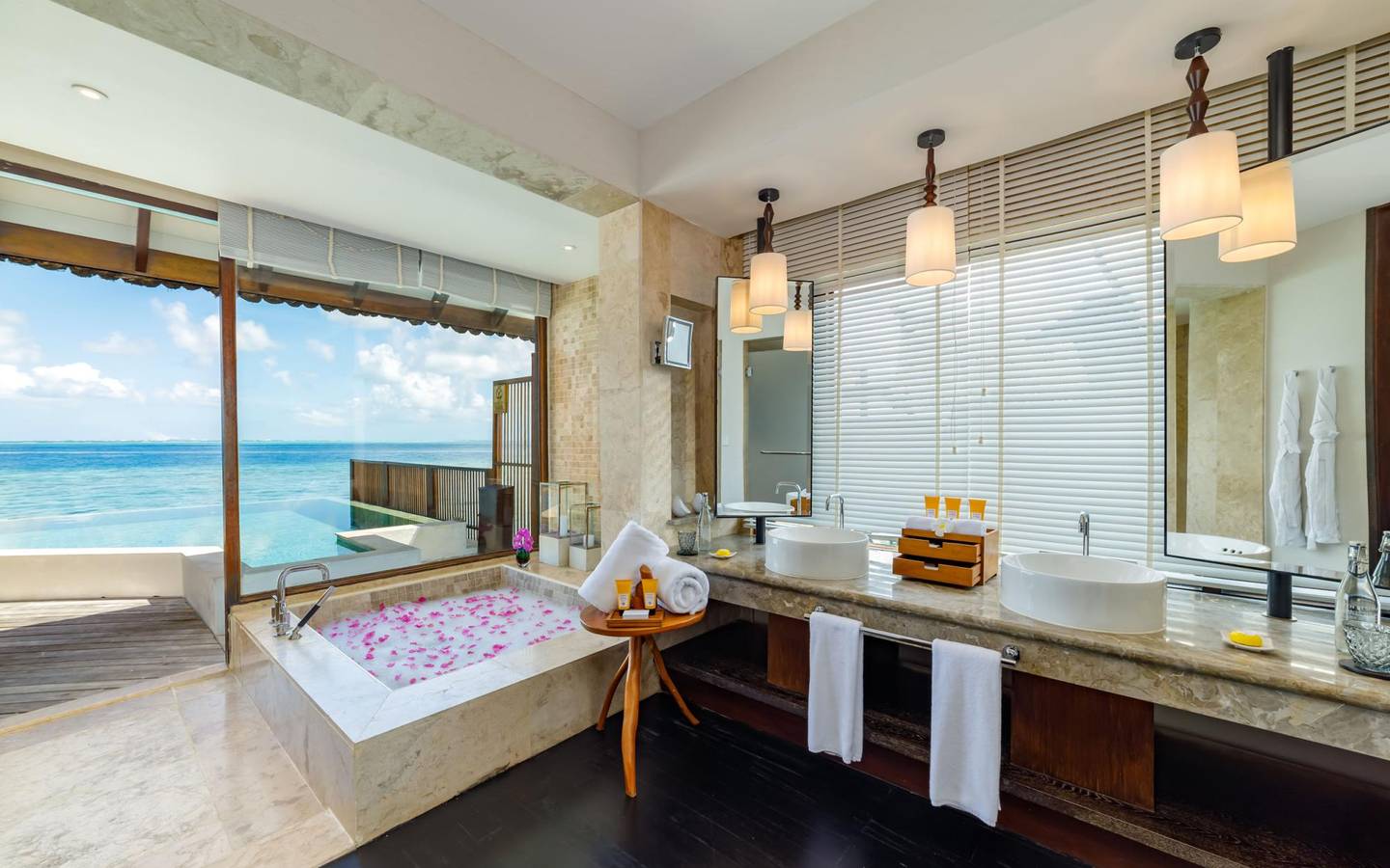 Ozen_Reserve_Bolifushi_Ocean-Pool-Suite-Badezimmer