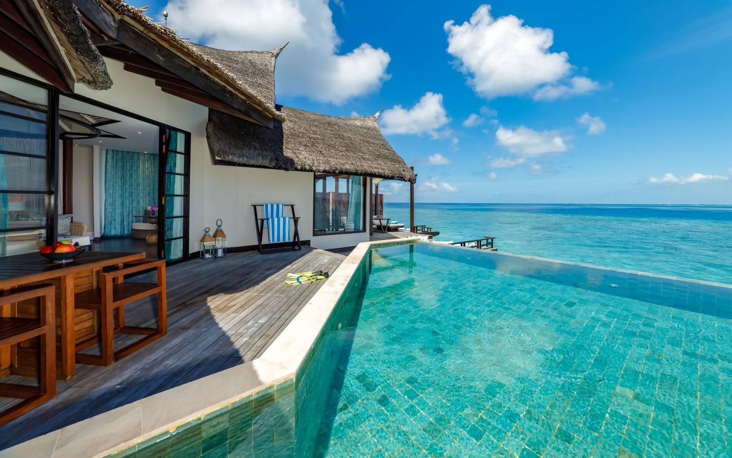 Ozen_Reserve_Bolifushi_Ocean-Pool-Suite-Terrasse-und-Pool