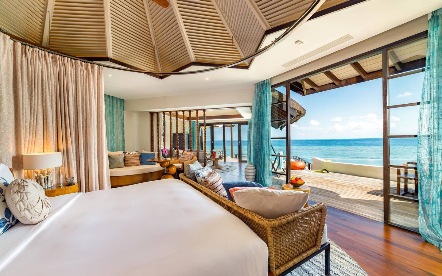 Ozen_Reserve_Bolifushi_Ocean-Pool-Suite-Schlafzimmer
