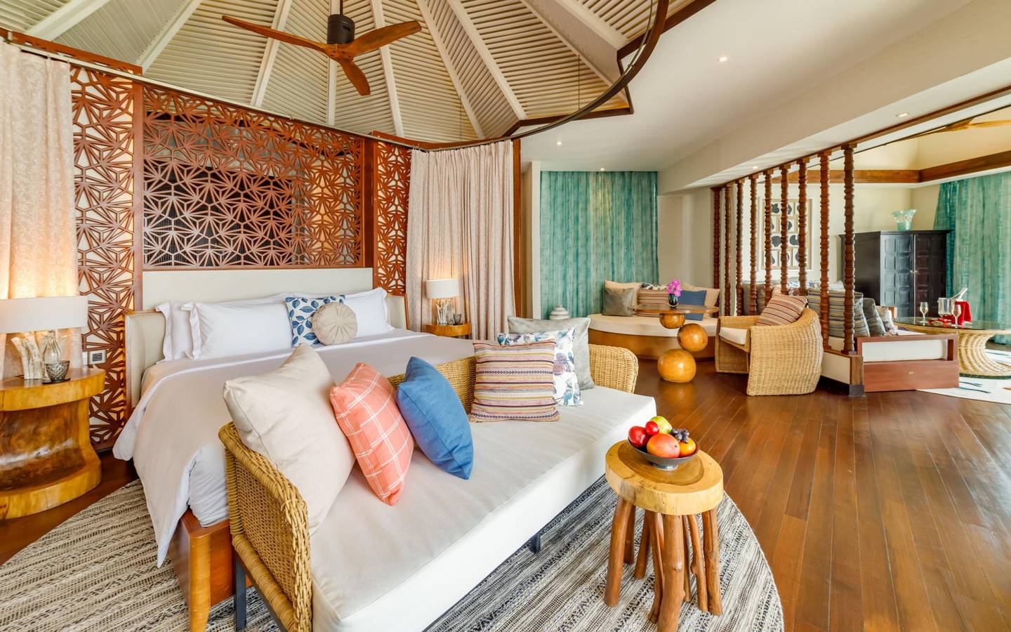 Ozen_Reserve_Bolifushi_Ocean-Pool-Suite-Interieur