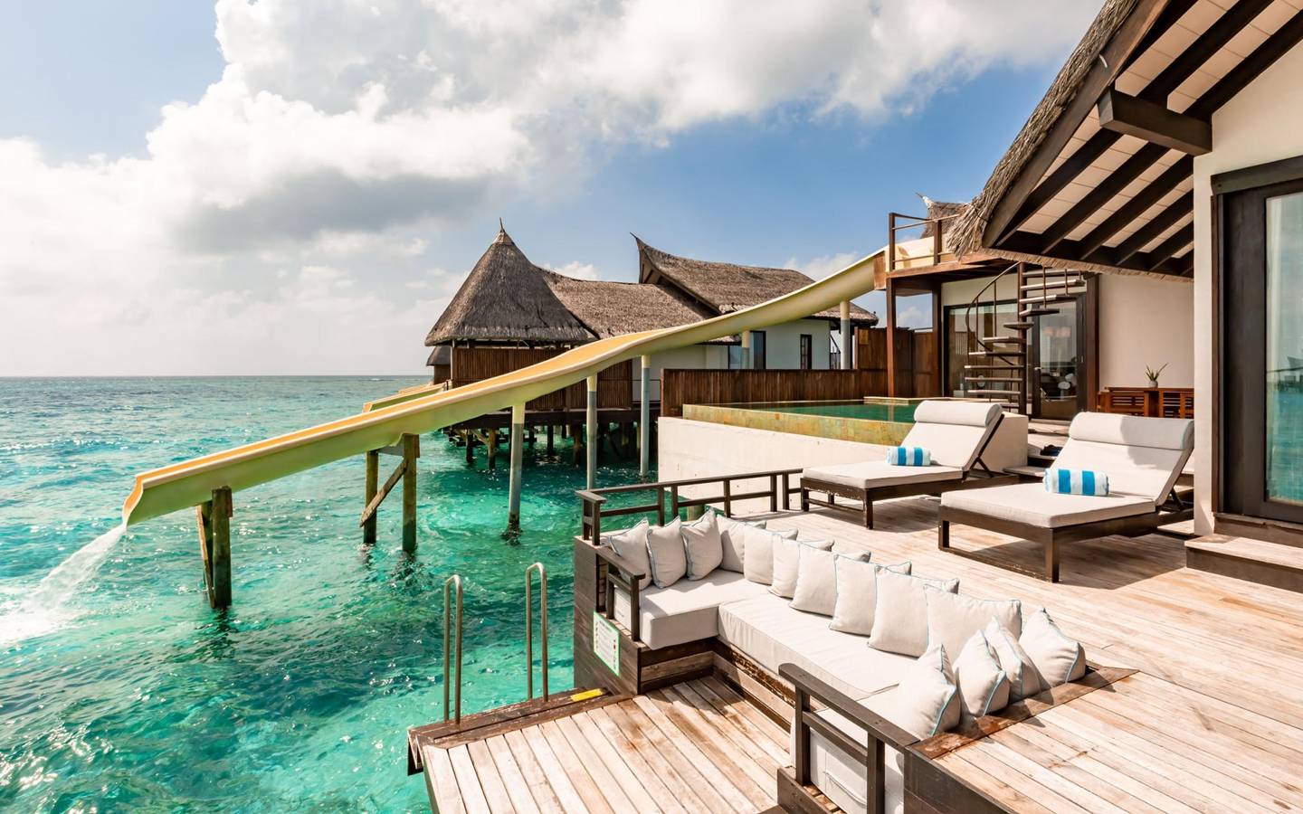 Ozen-Reserve-Bolifushi-Ocean-Pool-Suite-with-Slide-Terrasse-und-Rutsche
