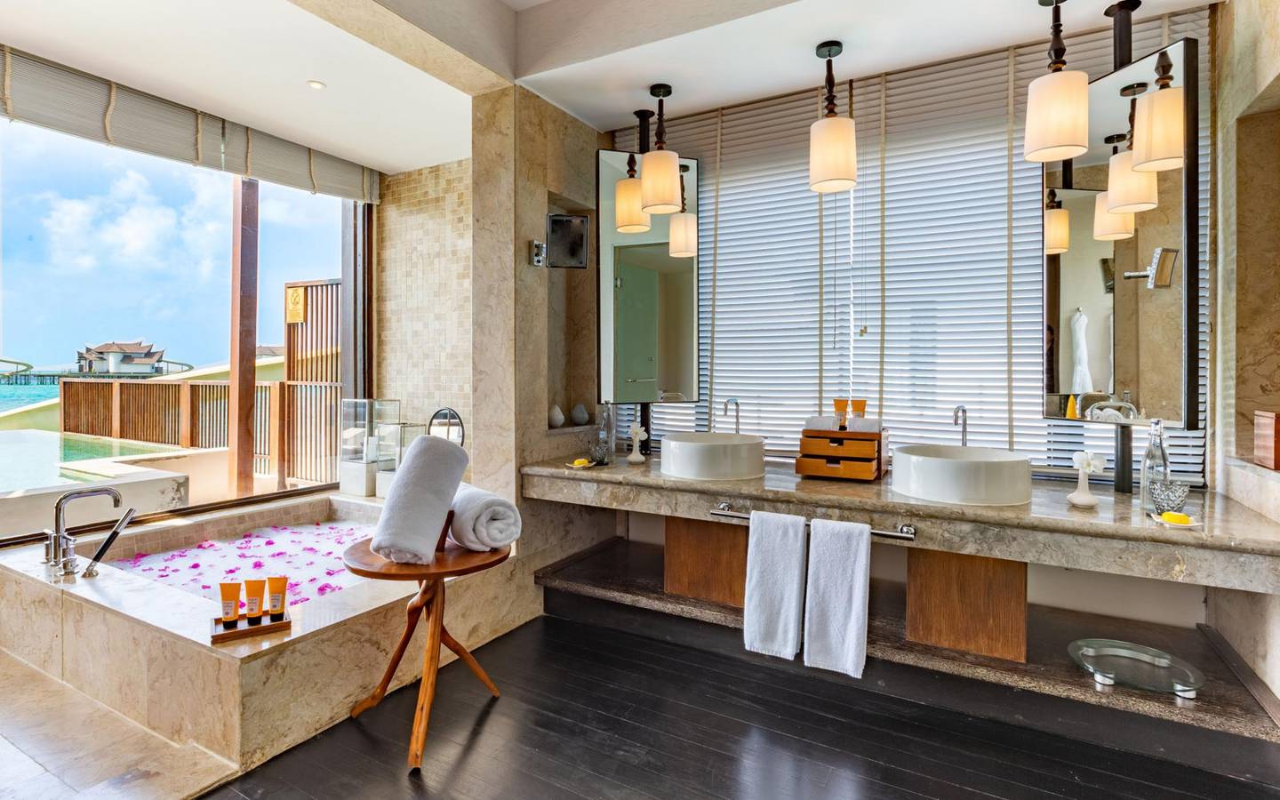 Ozen-Reserve-Bolifushi-Ocean-Pool-Suite-with-Slide-Badezimmer