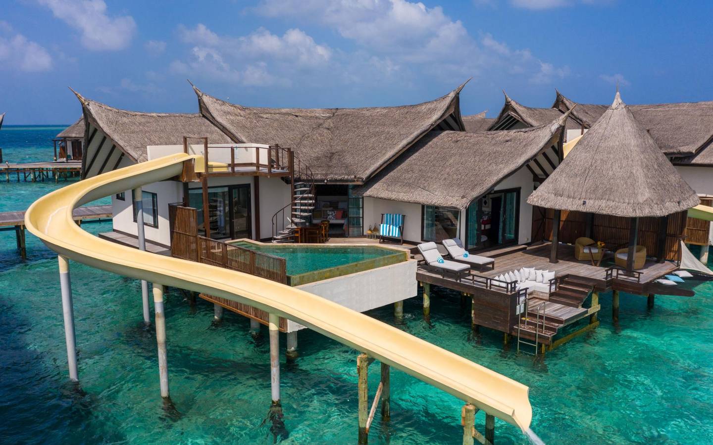 Ozen-Reserve-Bolifushi-Ocean-Pool-Suite-with-Slide-Außenansicht-mit-Rutsche