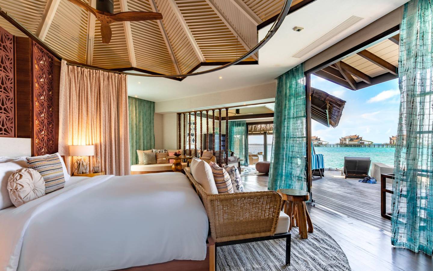 Ozen-Reserve-Bolifushi-Ocean-Pool-Suite-with-Slide-Schlafzimmer-mit-Blick-in-die-Lagune