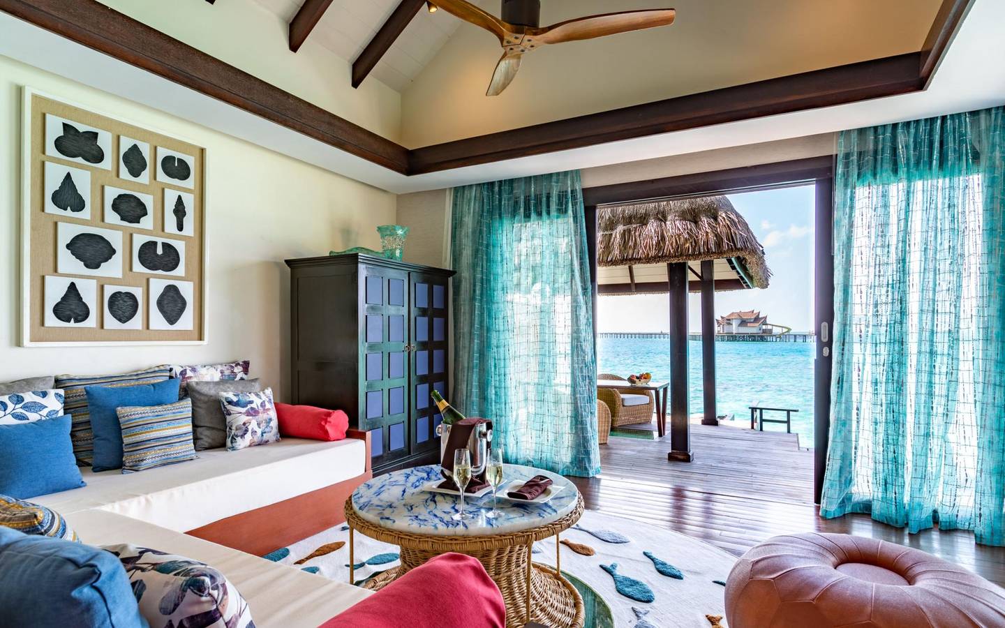 Ozen-Reserve-Bolifushi-Ocean-Pool-Suite-with-Slide-Wohnraum