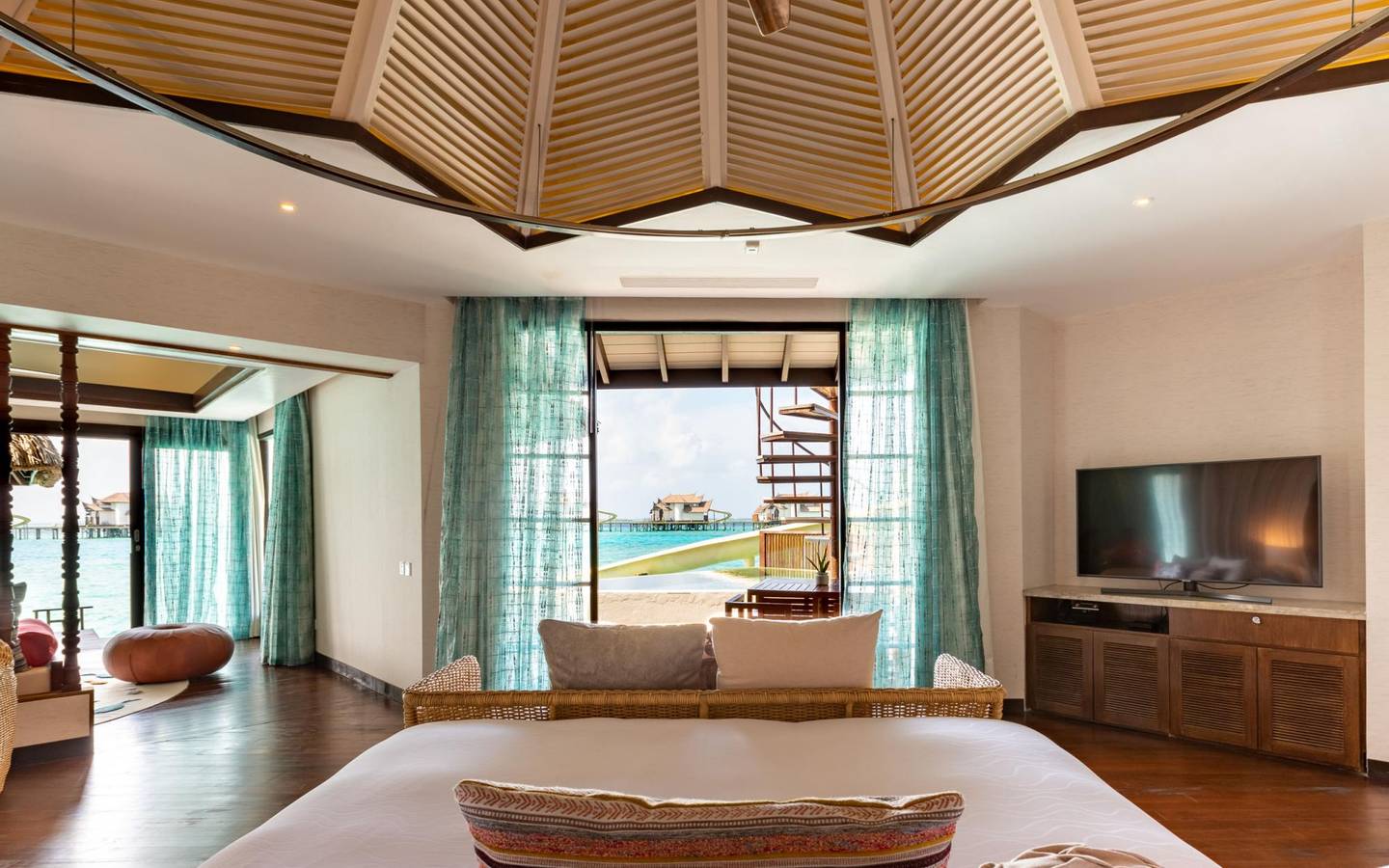 Ozen-Reserve-Bolifushi-Ocean-Pool-Suite-with-Slide-Schlafzimmer