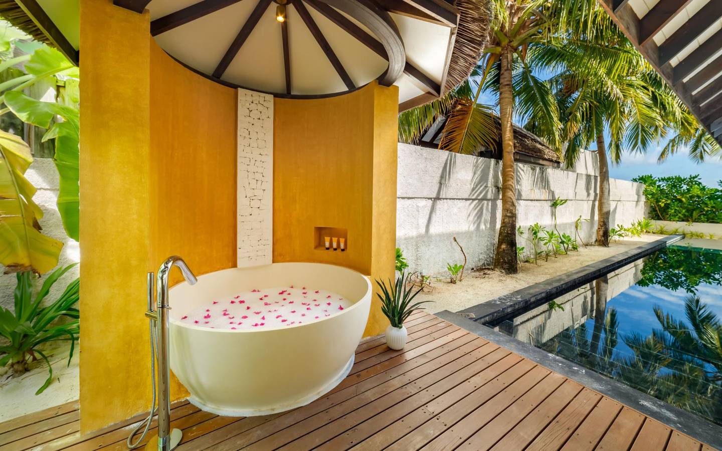 OZEN-Reserve-Bolifushi-Earth-Pool-Pavilion-2BR-Badezimmer