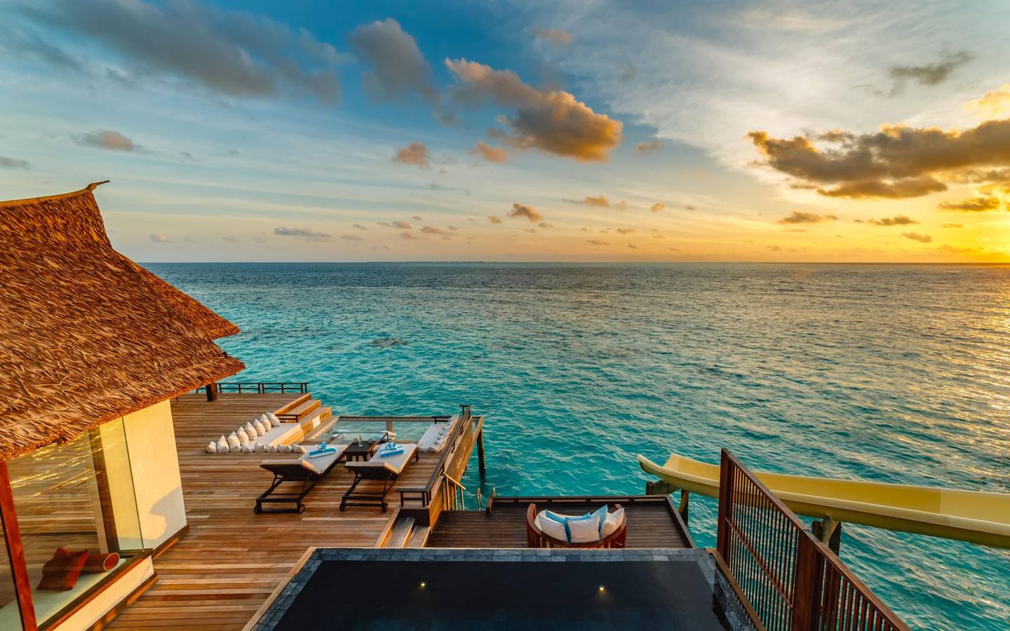 Ozen-Reserve-Bolifushi-Ocean-Pool-RESERVE-with-Slide-2|BR-Terasse-Pool-Sonnenuntergang