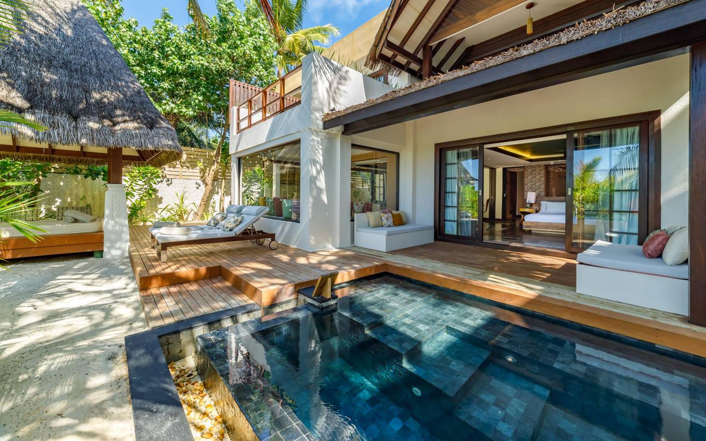 Ozen-Reserve-Bolifushi_Earth_Pool-Reserve_2_BR_Terrasse-Pool-Schlafzimmer