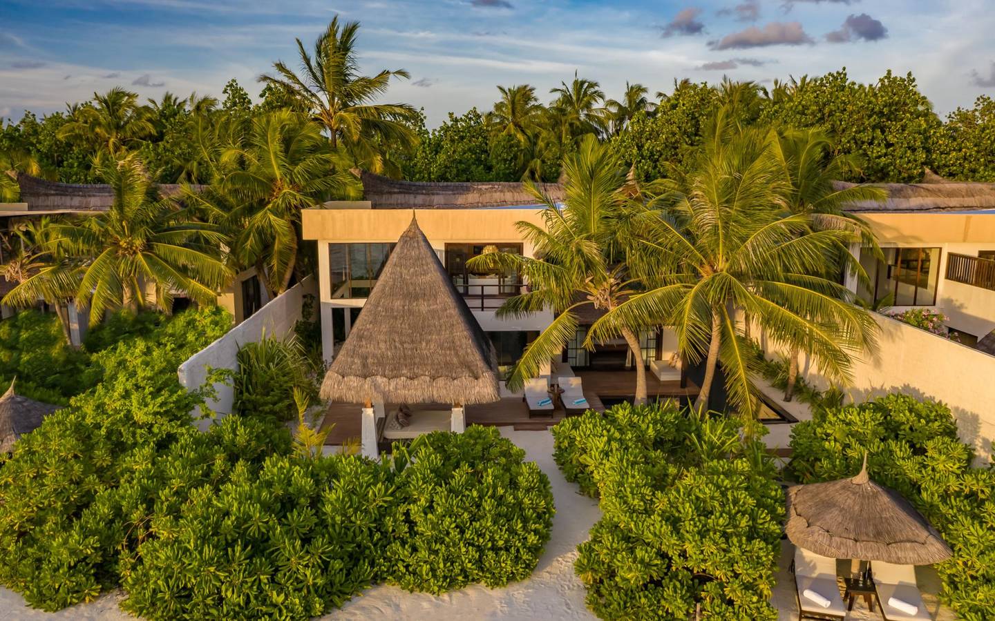 Ozen-Reserve-Bolifushi_Earth_Pool-Reserve_2_BR_Aerial_Außenansicht