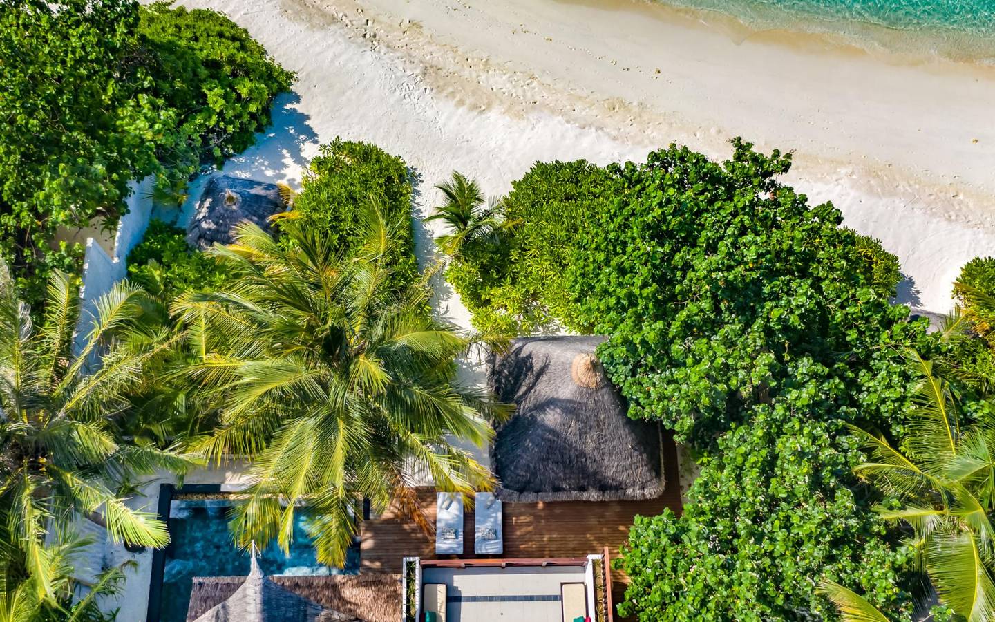 Ozen-Reserve-Bolifushi_Earth_Pool-Reserve_2_BR_Außenansicht-von-oben-mit-Strandabschnitt