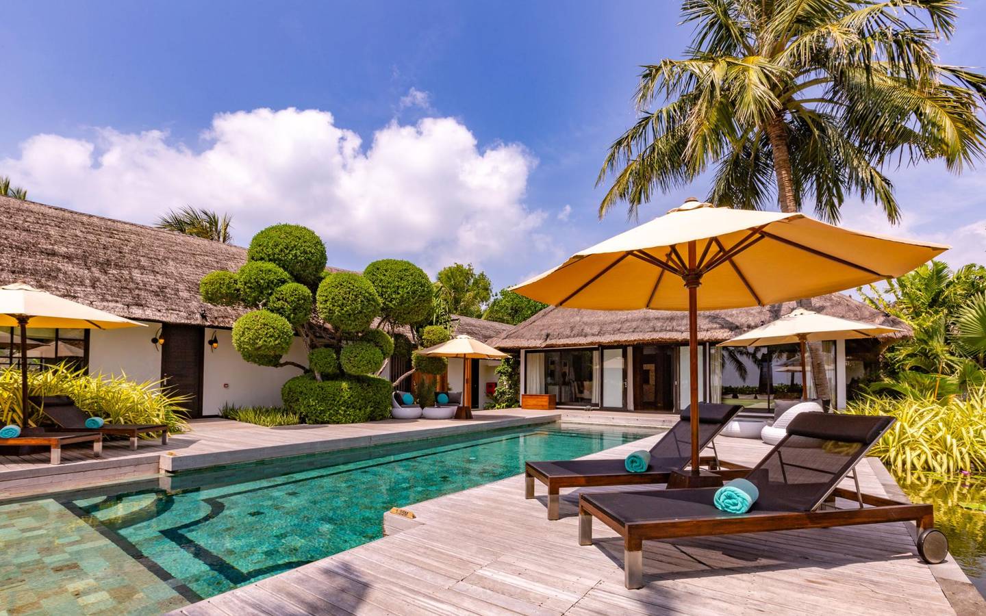 OZEN-Reserve-Bolifushi-Royal-Reserve-Außenansicht-Poolbereich