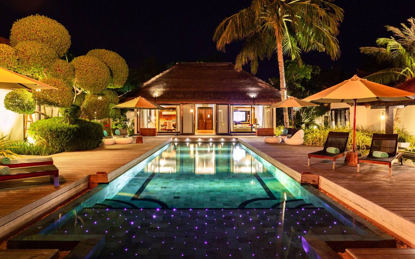 OZEN-Reserve-Bolifushi-Royal-Reserve-Außenansicht-bei Nacht-mit-Pool