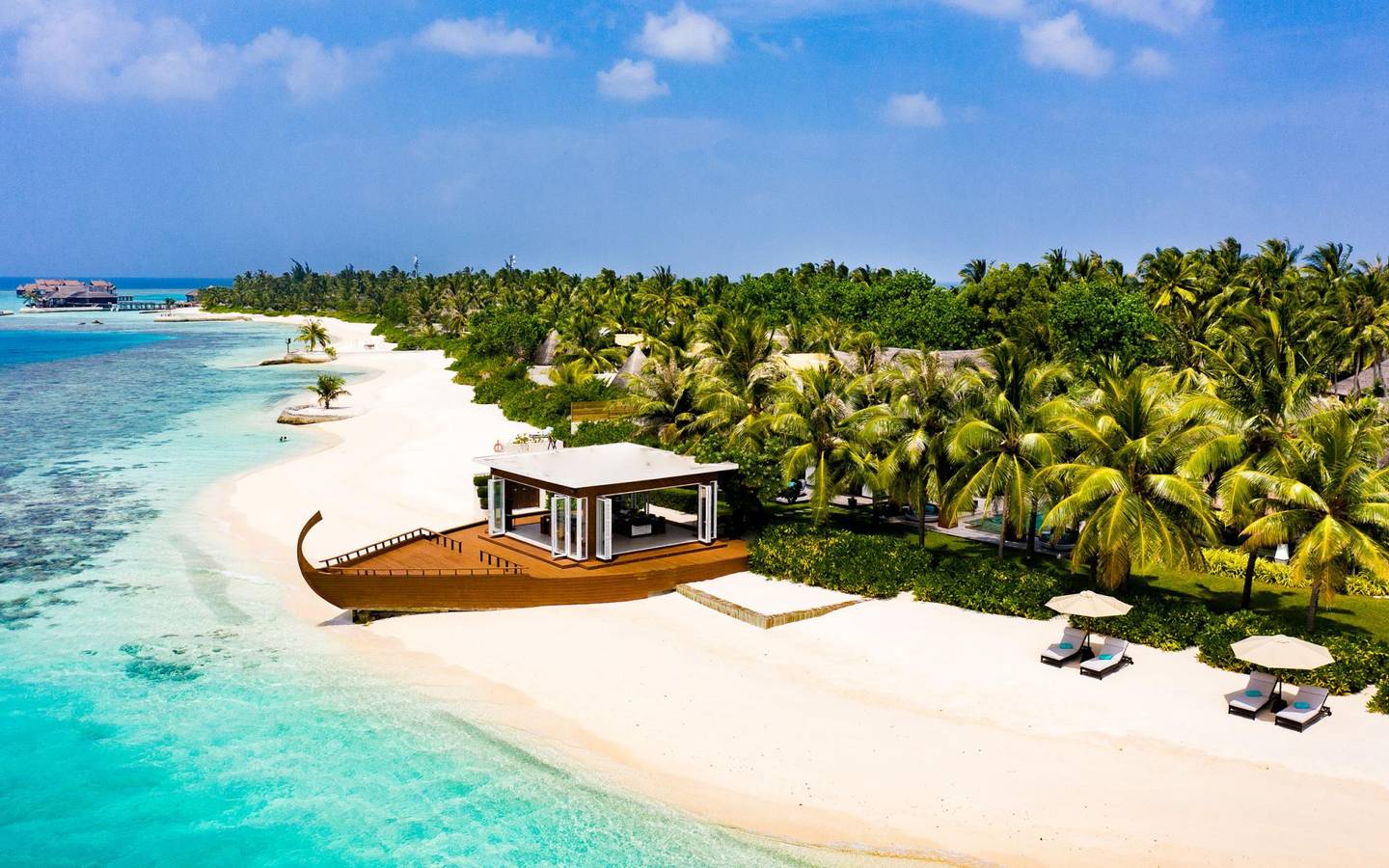 OZEN-Reserve-Bolifushi-Royal-Reserve-vom-Strand-aus-gesehen
