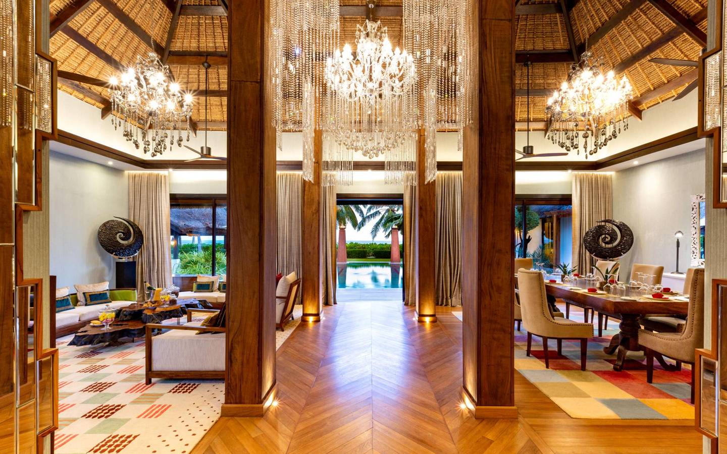 OZEN-Reserve-Bolifushi-Royal-Reserve-Wohnraum-am-Abend