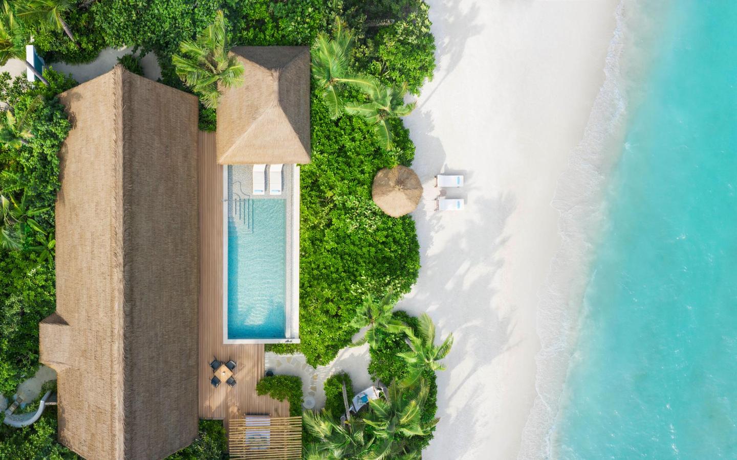 Waldorf-Astoria-Maldives-King-Beach-Villa-mit-Pool-Aerial-am-Strand