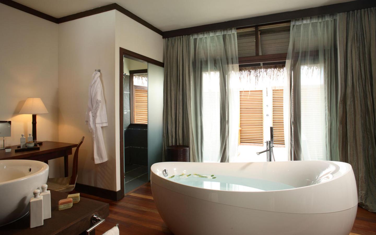 Coco_Bodu_Hithi_Water_Villa_with_Pool_Badezimmer