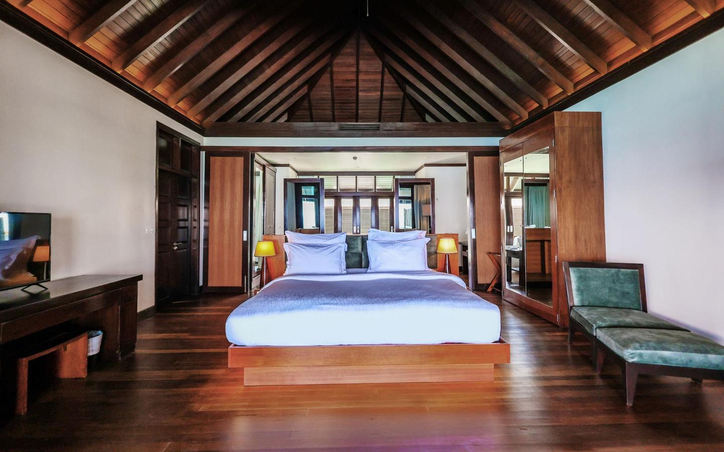 Coco_Bodu_Hithi_Water_Villa_with_Pool_Interieur_Schlafzimmer