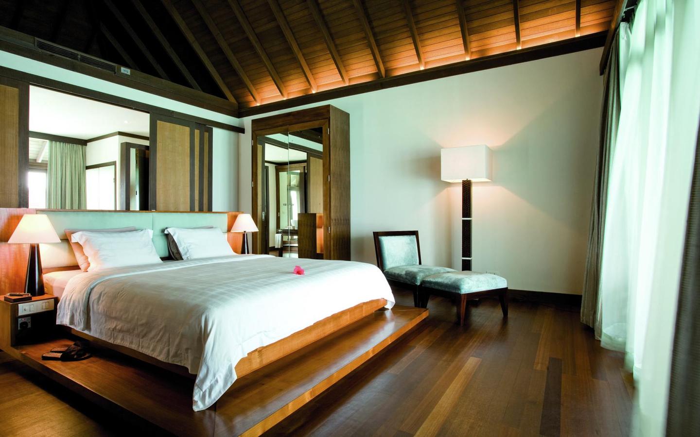 Coco_Bodu_Hithi_Water_Villa_with_Pool_Schlafzimmer