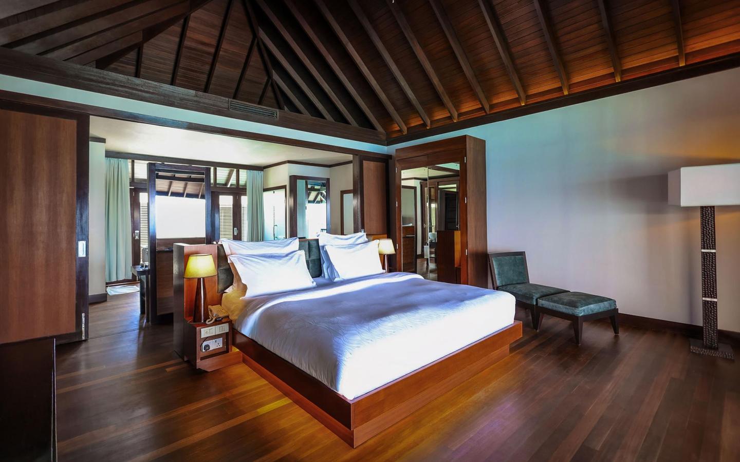 Coco_Bodu_Hithi_Ocean_Villa_with_Pool_Schlafzimmer
