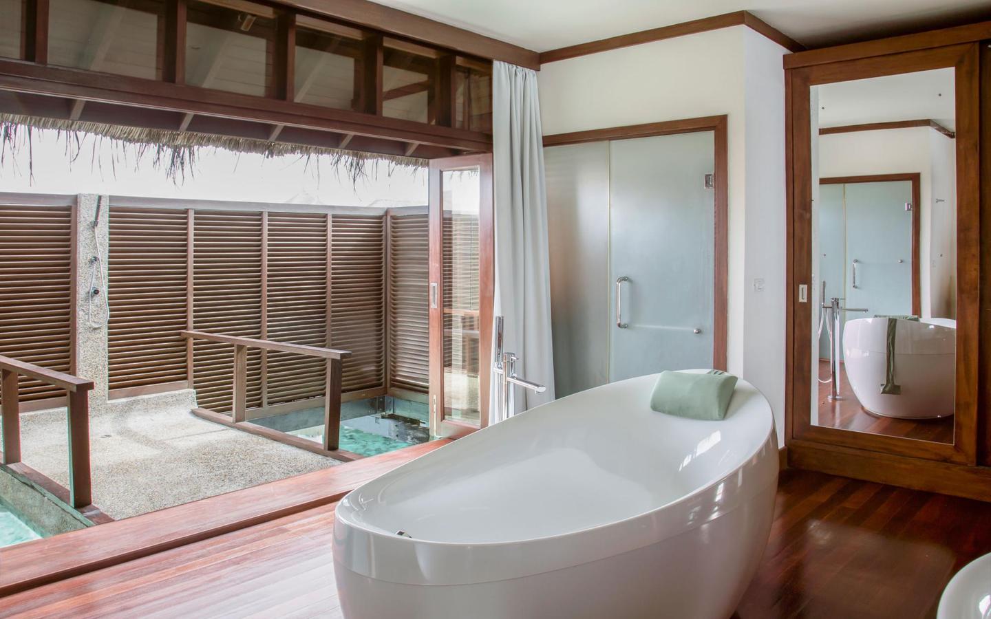 Coco_Bodu_Hithi_Ocean_Villa_with_Pool_Badezimmer