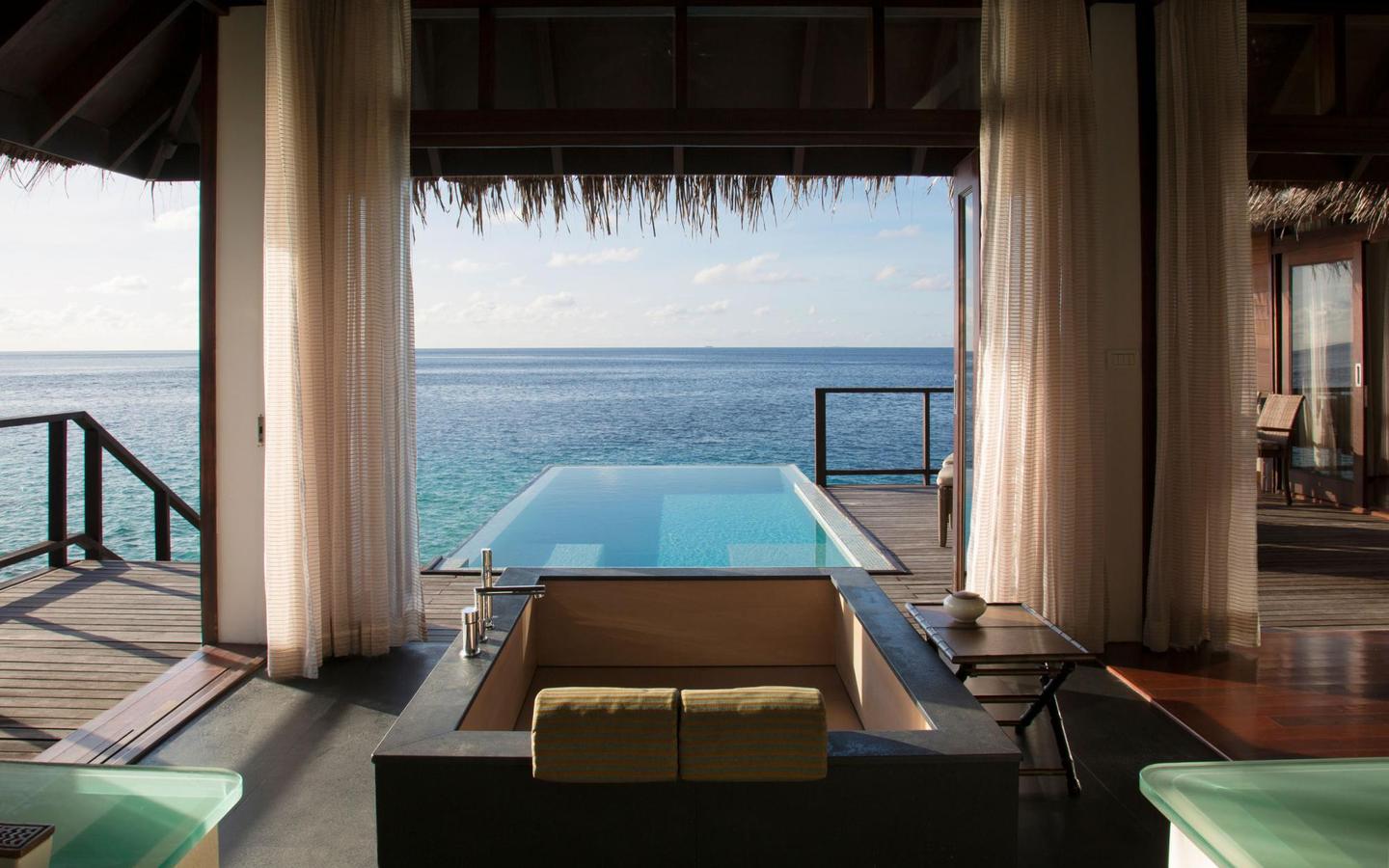 Escape Water Villa with Pool mit Blick zur Terrasse