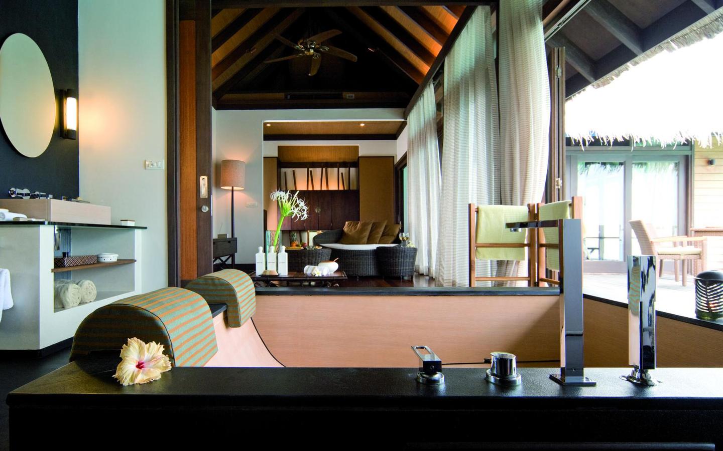 Escape Water Villa with Pool Wohnbereich