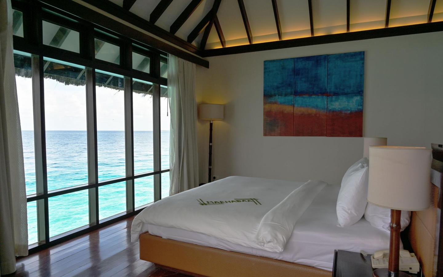 Escape Water Villa with Pool Schlafzimmer