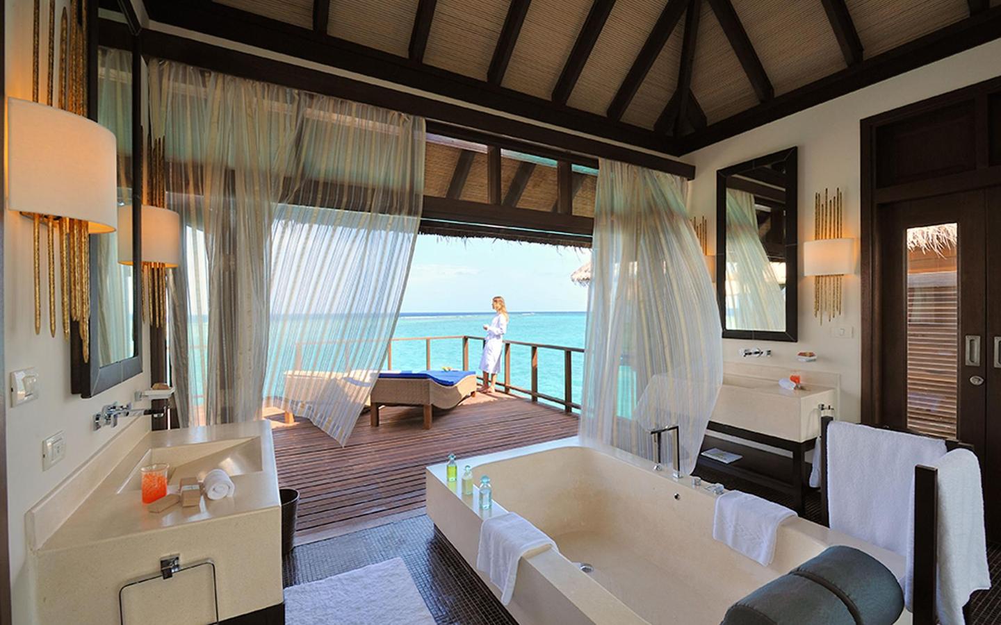 Sunset Coco Residence Pool Badezimmer