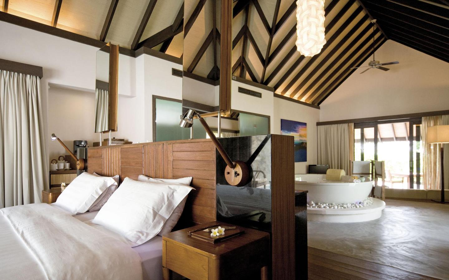 Coco-Bodu-Hithi-Beach-Villa-with-Pool-Schlafzimmer