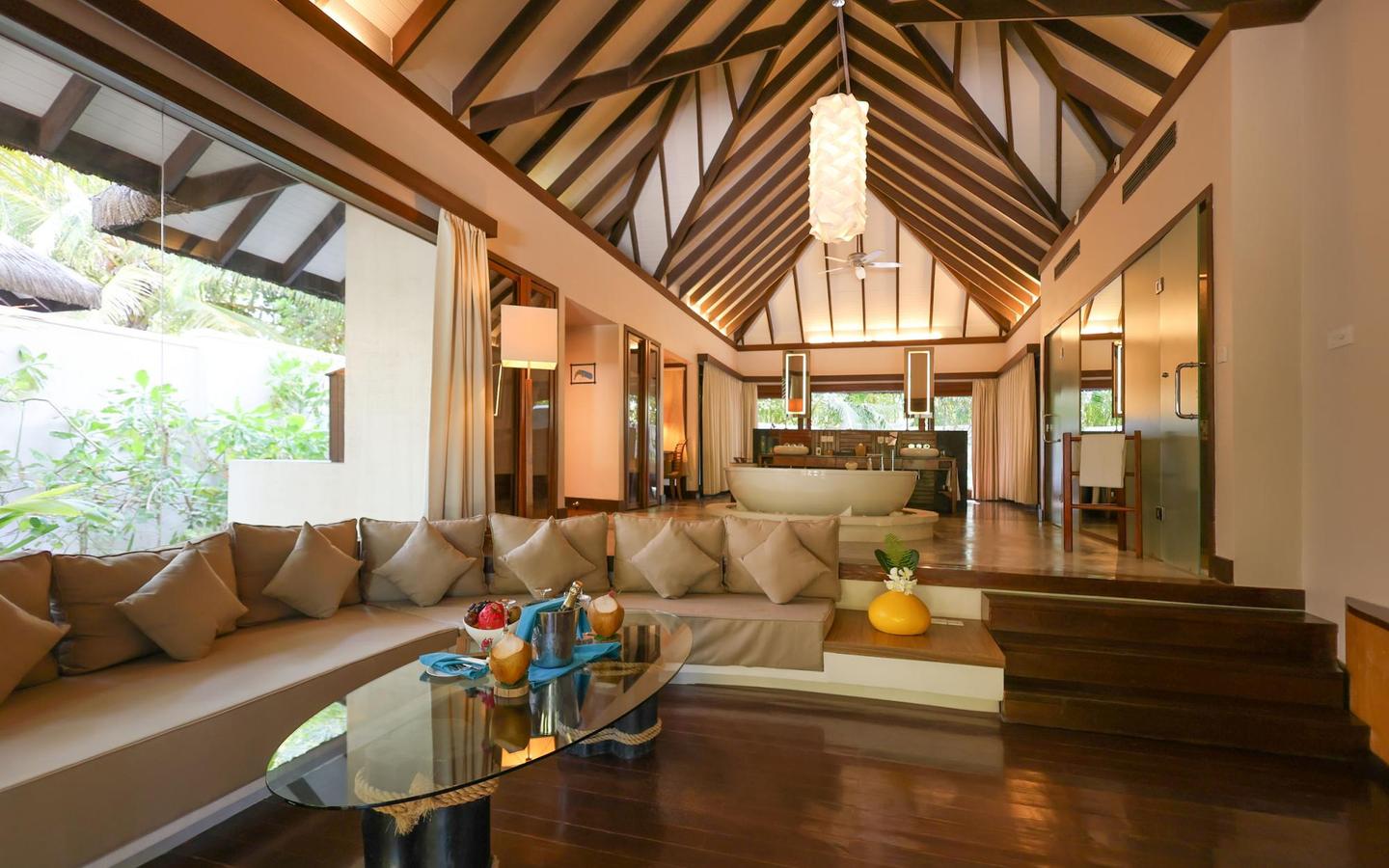 Coco-Bodu-Hithi-Beach-Villa-with-Pool-Wohnen