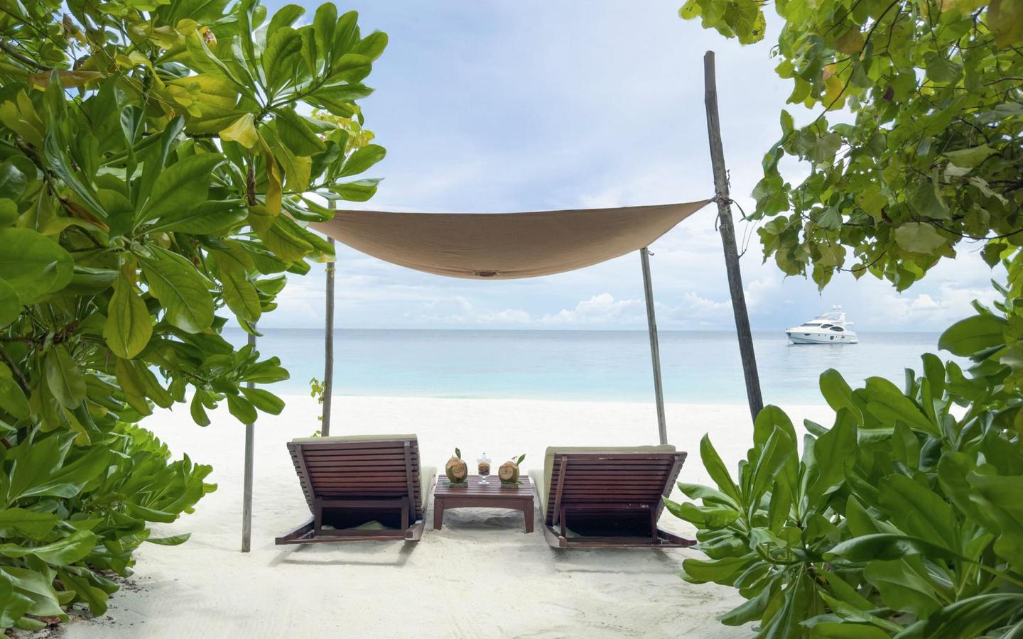 Coco-Bodu-Hithi-Beach-Villa-with-Pool-Strandbereich
