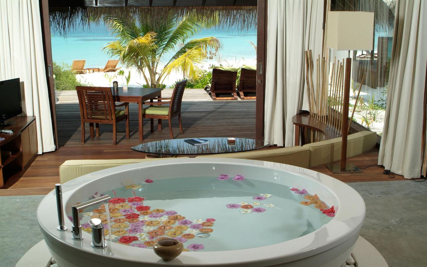 Coco-Bodu-Hithi-Beach-Villa-with-Pool-Badezimmer